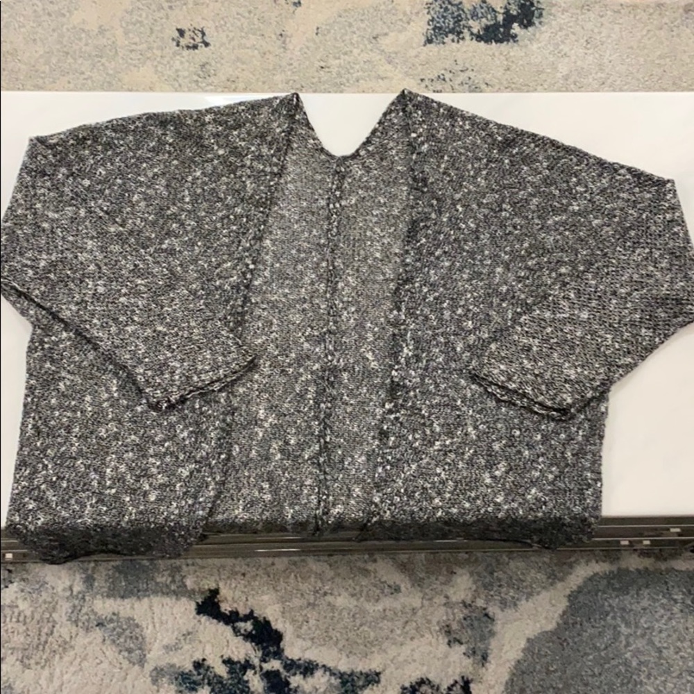 🛍3/$35🛍 ⭐️HP⭐️Brandy Melville Caroline Cardigan - Picture 3 of 8